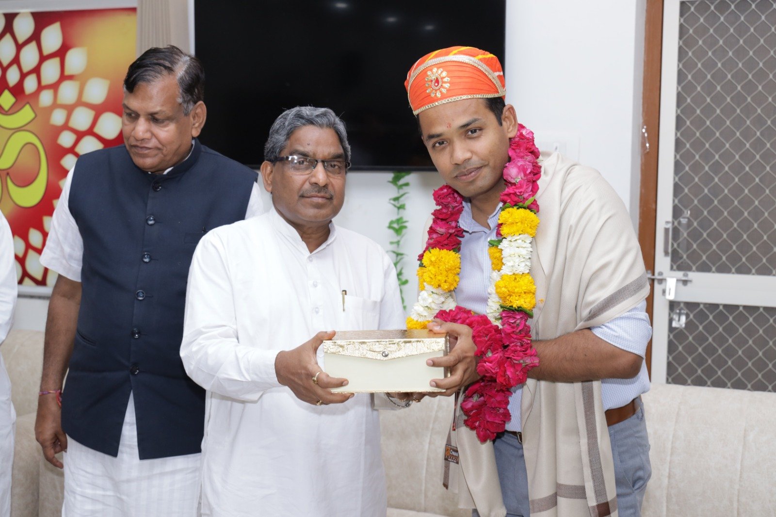 कलेक्टर आलोक रंजन के चित्तौड़गढ़ से जोधपुर स्थानांतरण पर सुखद जीवन संस्थान परिसर में विदाई समारोह आयोजित किया गया।